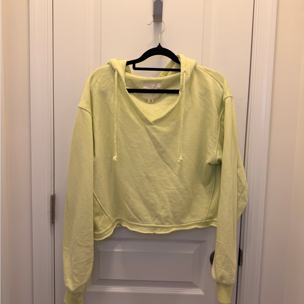 American Eagle Outfitters Light Yellow Cropped Hoodie size M